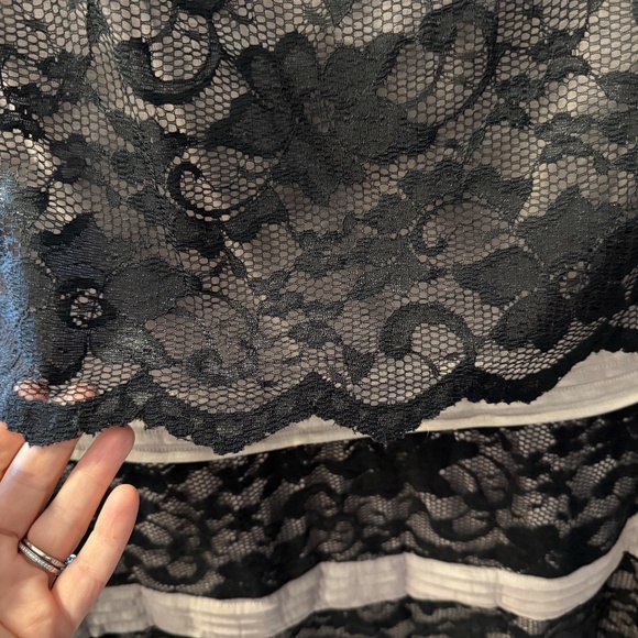 Lace overlay party dress - Picture 4 of 5